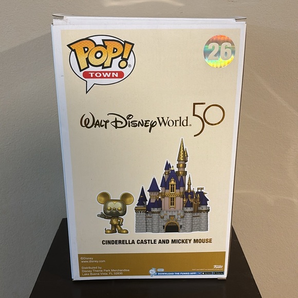 Funko Pop! Walt Disney World 50 Anniversary Cinderella Castle & Gold Mickey #26 - Picture 4 of 4